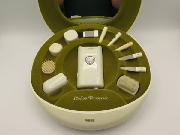 women's shaver with accessories in a case